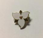 Small trillium flower pin