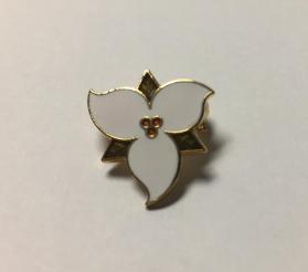 Small trillium flower pin